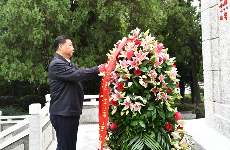 　　9月16日至18日，中共中央總書(shū)記、國家主席、中央軍委主席習近平在河南考察。這是16日下午，習近平來(lái)到位于信陽(yáng)市新縣的鄂豫皖蘇區首府烈士陵園，瞻仰革命烈士紀念碑，向革命先烈敬獻花籃。 新華社記者 謝環(huán)馳 攝