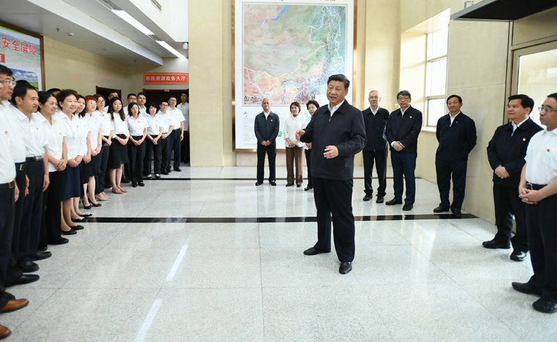 7月15日至16日，中共中央總書(shū)記、國家主席、中央軍委主席習近平在內蒙古考察并指導開(kāi)展“不忘初心、牢記使命”主題教育。這是16日上午，習近平到內蒙古自治區自然資源廳，實(shí)地調研指導開(kāi)展“不忘初心、牢記使命”主題教育。