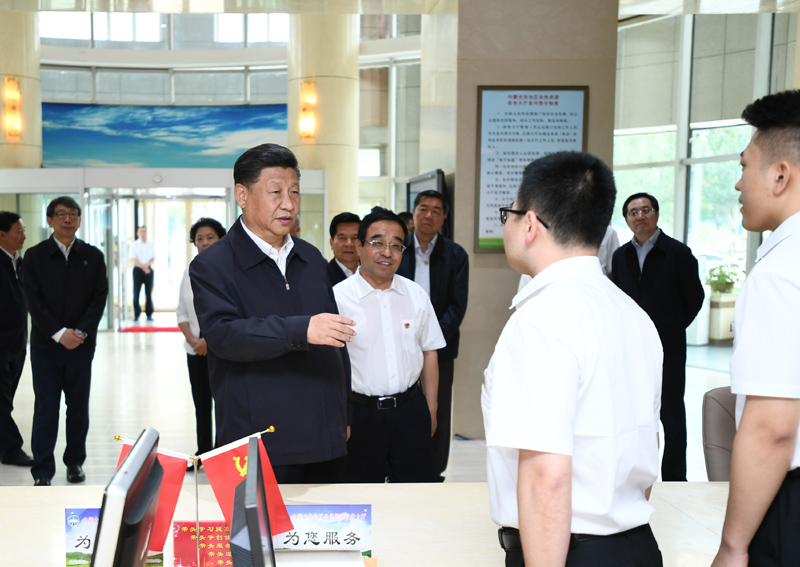 7月15日至16日，中共中央總書(shū)記、國家主席、中央軍委主席習近平在內蒙古考察并指導開(kāi)展“不忘初心、牢記使命”主題教育。這是16日上午，習近平在內蒙古自治區自然資源廳自然資源政務(wù)大廳同工作人員交談，了解開(kāi)展主題教育和落實(shí)便捷高效政務(wù)服務(wù)等情況。