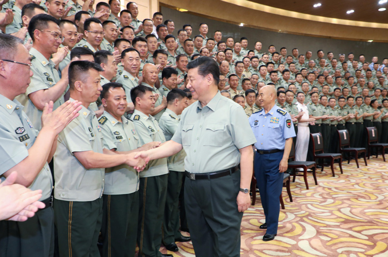 7月15日至16日，中共中央總書(shū)記、國家主席、中央軍委主席習近平在內蒙古考察并指導開(kāi)展“不忘初心、牢記使命”主題教育。這是16日上午，習近平在呼和浩特親切接見(jiàn)駐內蒙古部隊副師職以上領(lǐng)導干部和團級單位主官，代表黨中央和中央軍委向駐內蒙古部隊全體官兵致以誠摯問(wèn)候。