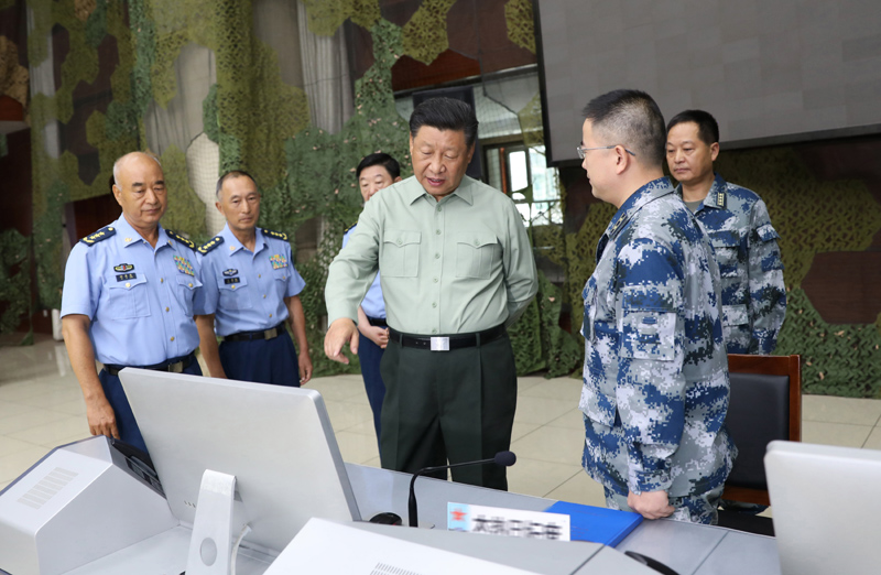 8月22日，中共中央總書(shū)記、國家主席、中央軍委主席習近平到空軍某基地視察。這是習近平察看基地作戰指揮中心，了解戰備值班和訓練情況。