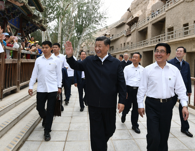 8月19日至22日，中共中央總書(shū)記、國家主席、中央軍委主席習近平在甘肅考察。這是19日下午，習近平在敦煌莫高窟考察調研時(shí)，向正在參觀(guān)的游客親切招手致意。