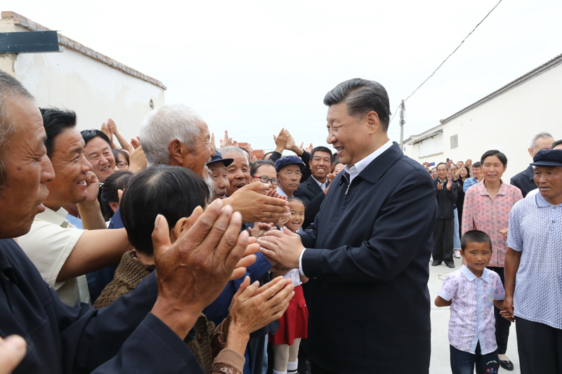 8月19日至22日，中共中央總書(shū)記、國家主席、中央軍委主席習近平在甘肅考察。這是21日上午，習近平在武威市古浪縣黃花灘生態(tài)移民區富民新村同村民親切交談。