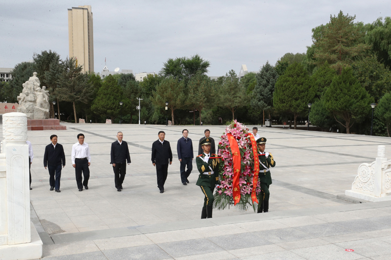 8月19日至22日，中共中央總書(shū)記、國家主席、中央軍委主席習近平在甘肅考察。這是20日上午，習近平來(lái)到張掖市高臺縣，瞻仰中國工農紅軍西路軍紀念碑，向革命先烈敬獻花籃。