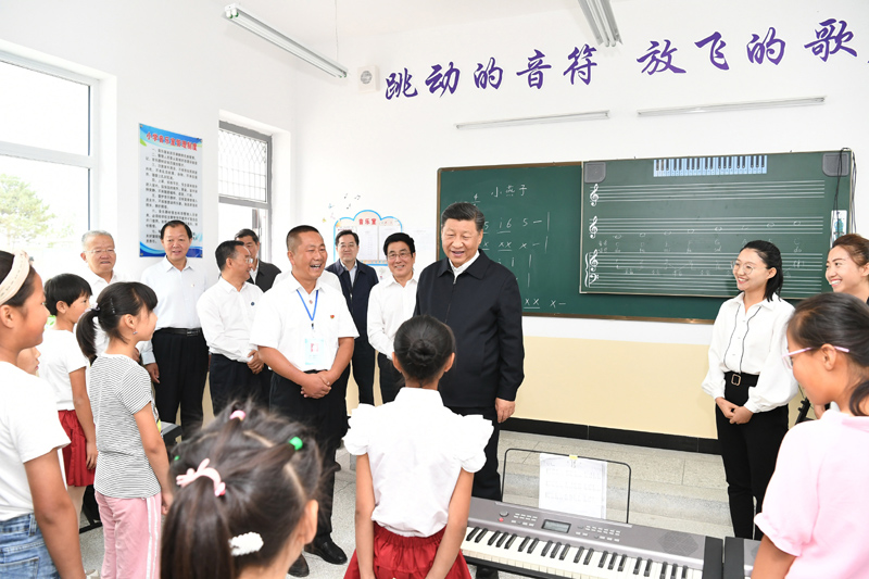 8月19日至22日，中共中央總書(shū)記、國家主席、中央軍委主席習近平在甘肅考察。這是21日上午，習近平在武威市古浪縣黃花灘生態(tài)移民區富民新村富民小學(xué)的音樂(lè )教室，認真觀(guān)看正在進(jìn)行的音樂(lè )課教學(xué)。