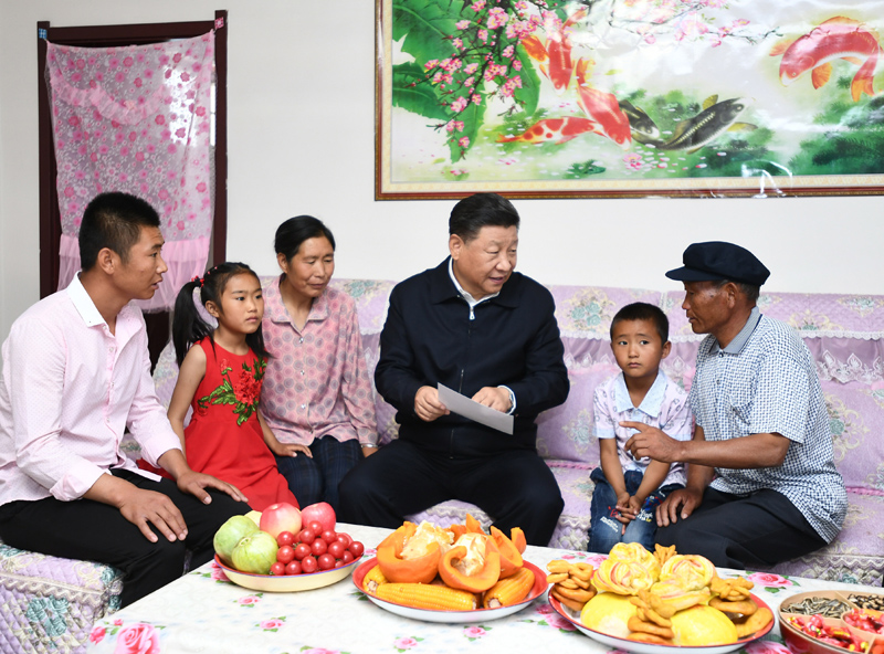 8月19日至22日，中共中央總書(shū)記、國家主席、中央軍委主席習近平在甘肅考察。這是21日上午，習近平在武威市古浪縣黃花灘生態(tài)移民區富民新村村民李應川家，同李應川一家拉家常。