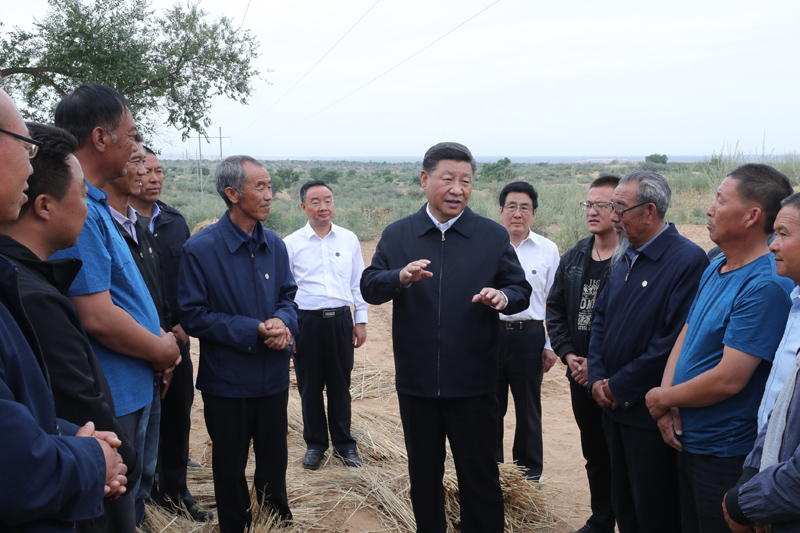 8月19日至22日，中共中央總書(shū)記、國家主席、中央軍委主席習近平在甘肅考察。這是21日上午，習近平在武威市古浪縣八步沙林場(chǎng)同“六老漢”代表及林場(chǎng)職工親切交談。