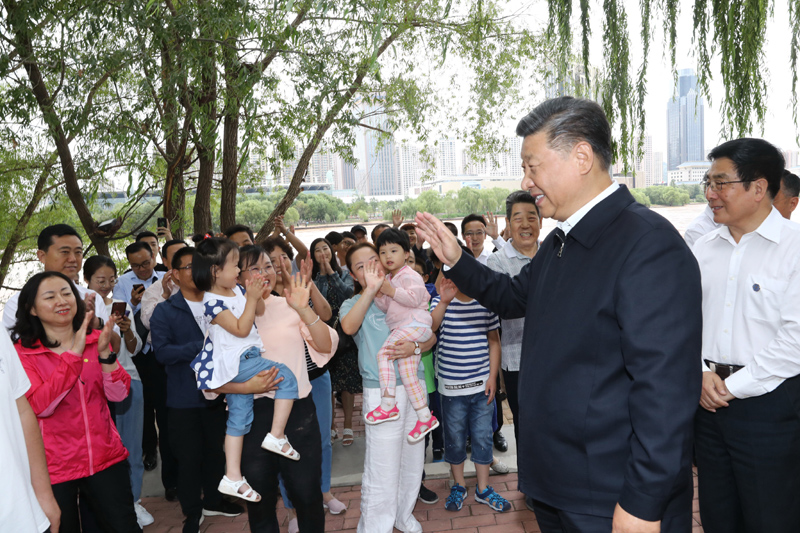 8月19日至22日，中共中央總書(shū)記、國家主席、中央軍委主席習近平在甘肅考察。這是21日下午，習近平在蘭州市黃河治理蘭鐵泵站項目點(diǎn)同正在休閑的群眾親切交談。